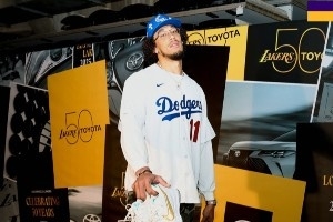 湖人众将入场穿搭：海斯上身道奇球衣 东契奇商务休闲范