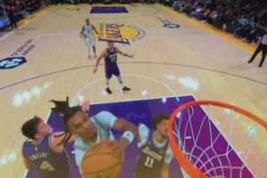 这身体素质！卡斯尔大幅度变向突破 空中扭腰拉杆上篮2+1！