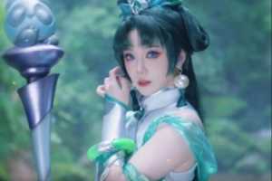 主持人小钰分享COS拉克丝视频：青城山上