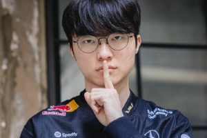 主持人余霜：恭喜T1 第五局的T1太强大了！三连冠啊！