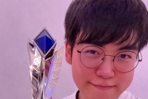 信誉积分这一块！Gumayusi更博晒FMVP奖杯：做到啦~！