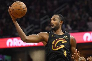 气死了！小莫布里三分命中但教练组先暂停无效 直拍大腿