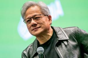 英伟达黄仁勋直言：低估华为的 AI 实力是“愚蠢的”