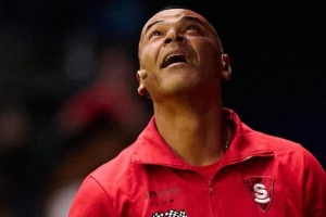 宝刀不老卡福国王联赛场边秀花式颠球