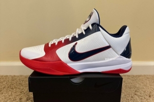 又一双Kobe 5大学PE！康涅狄格大学专属配色 鞋舌带有哈士奇Logo