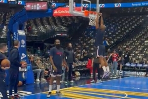 40岁还能飞！灯泡连线！赛前热身哈登助攻保罗空接暴扣