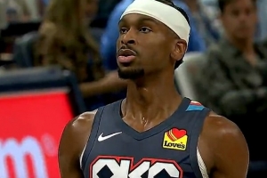 这怎么防？！亚历山大突破对抗拉文 随手一抛打板命中2+1！