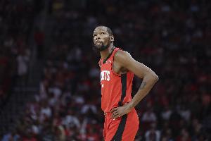 离谱！杜兰特持球进攻 自己将球运到脚上失误交出球权