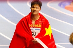 讲不出再见！苏炳添赛后90度鞠躬致谢观众，全场高喊苏炳添致敬