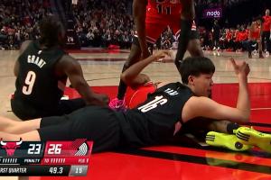 脑子在线！杨瀚森左手跟对手争球 右手示意裁判快点吹！