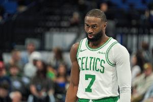 第5犯！杰伦·布朗挥肘打到曼恩被吹进攻犯规 绿军选择挑战但失败