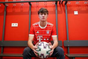 意媒：拜仁二队18岁中场哈维尔·费尔南德斯被推荐给拉齐奥