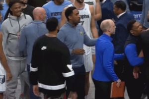 什么情况？比赛结束后克莱和场下的莫兰特发生口角 及时被拉开了