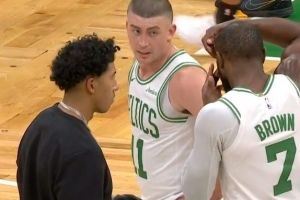 杰伦·布朗点起布莱克造杀伤 隐形眼镜掉再地板上&又自己按上