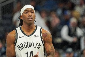 加餐？场边球迷爆米花被球砸翻 曼恩趁机去抓了两颗塞嘴里