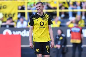 记者：拜尔因轻微肌肉问题退出多特训练，能否出战黄潜存疑