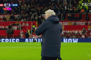 来之不易！完场哨响莫耶斯振臂庆祝，随后和阿莫林握手