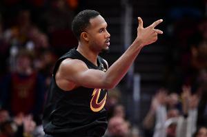 手感好得多攻！莫布里上半场仅出手3次全部命中 得到8分3板2助