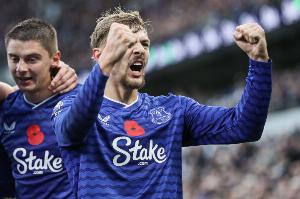 诛心霍尔：早早少打一人本可能崩盘 我都不知自己右脚能进球