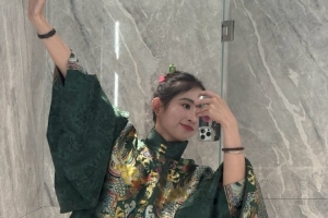 B站主持小霜晒照：云锦汉服太美了 红绿配色超级大气高贵
