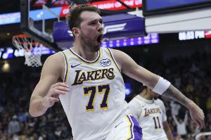 好狠的77！东契奇弧顶超远三分直接轰 不到7分钟独揽14分！