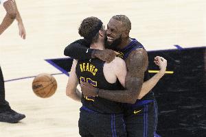 詹姆斯：第四节取胜的关键就是防守 这是我们的立足之本