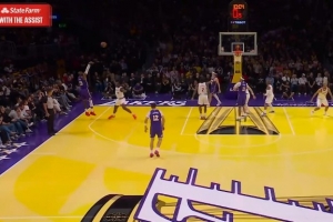 时间刚刚好！里夫斯突破分球 詹姆斯空位三分压哨命中