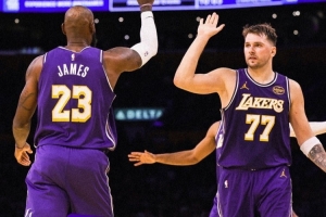 又一场NBA杯的胜利！湖人官方晒赢球海报 詹姆斯和东契奇登上封面