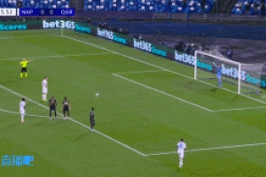 霍伊伦主罚点球打中路，被卡拉巴赫门将扑出