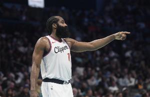 外线开炮！哈登侧翼三分穿针 快船压哨反超湖人