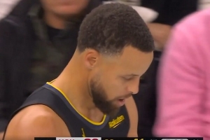 自己也有点沮丧！库里传大空位的理查德给高了 直接出界了