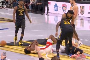 裁判改判库里犯规！阿门撞倒库里 二人双双倒地 阿门痛苦掩面