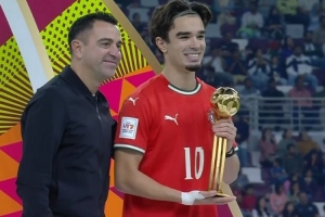 葡萄牙中场米德当选U17世界杯MVP，哈维为其颁奖