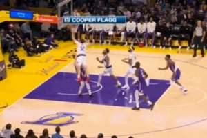 弗拉格上篮撞翻东契奇 被吹罚进攻犯规 基德没有挑战