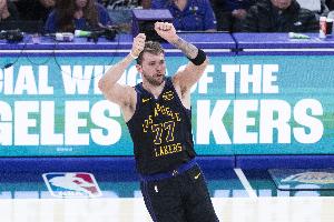 战意浓厚！东契奇半场8中5轰下18分2板4助