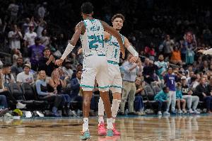 年轻双子星！半场三球10中5砍13分3板4助&米勒9中4拿到11分3帽