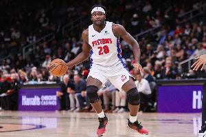 内线猛兽！斯图尔特篮下一打三强行拿到两分