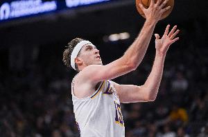 冲击力十足！里夫斯中路突破 借掩护高打板上篮命中还有加罚