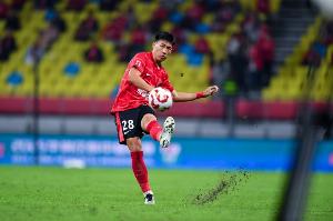 上海申花正与后卫杨帅谈合同，后者和蓉城的合同即将到期