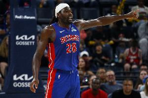 能攻能传！斯图尔特内传内助杜伦空接暴扣 随后又命中底角三分