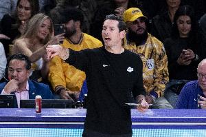 雷迪克：球队目前重点是未来的背靠背 然后迎接艰难的客场之旅