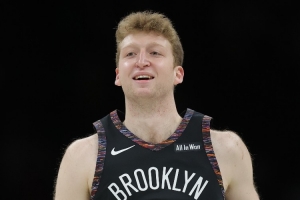 初生牛犊不怕虎！新秀沃尔夫过掉字母哥帅气上篮得分