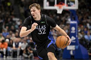 第二节就反超了！船记：独行侠三分10中1&仅3助攻 才落后快船3分