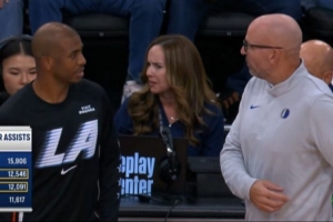 两大传奇控卫！保罗基德场边聊天 转播方晒统计：助攻榜第二第三