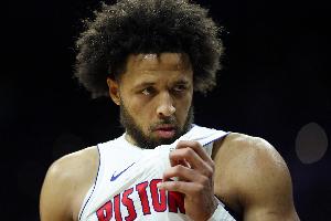 凌波微步！康宁汉姆持球连续晃动 随后直杀篮下上篮打中