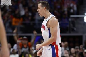 感动！邓罗观看完热火给自己的致敬视频后 向现场观众挥手致意