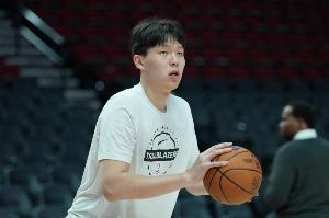 可惜没进！杨瀚森外线获得三分机会可惜打铁