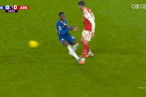 这下有点狠！凯塞多蹬踏梅里诺脚腕，两人双双倒地