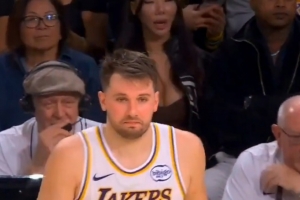 被凶了！换错人被助教及时制止 东契奇：换谁？文森特吗？我的错