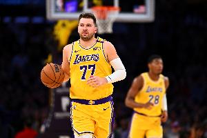 卢卡Magic！东契奇四分卫长传纵观全场 助攻八村塁轻松快攻得分